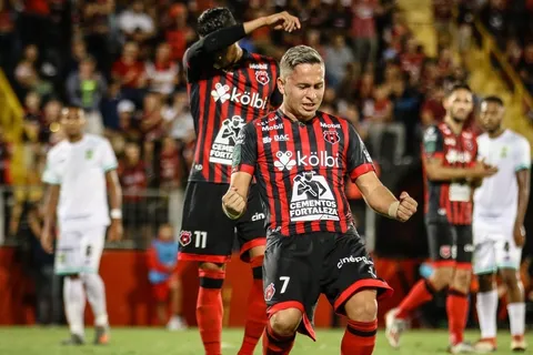 ¿Nuevo compañero para Ruiz? Alajuelense cerca de traer a un delantero de la selección