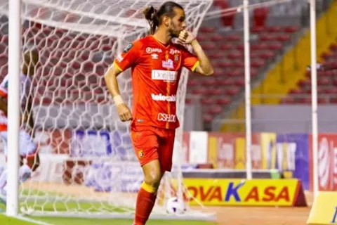 Yendrick Ruiz y su presente goleador con Herediano es resaltado por el Diario AS