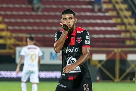 Johan Venegas fuertemente sancionado por insultar a aficionados