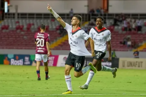 Alajuelense venció 3-1 a Saprissa y levantó la Recopa