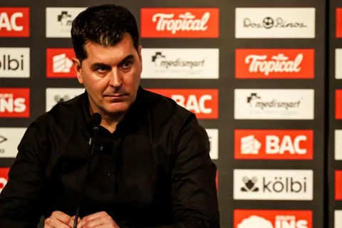 Ismael rescalvo es criticado fuertemente por la afición.