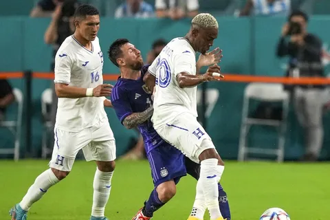 Lionel Messi se pronuncia de la fuerte marca que le aplicó Honduras
