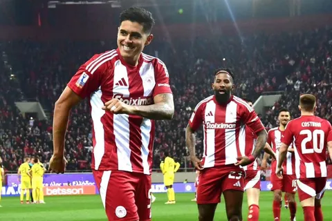 Luis Palma humilla al mexicano Orbelín Pineda en el Derby entre Olympiacos y AEK Atenas