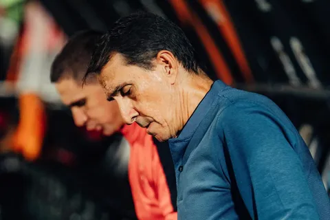 Alexandre Guimaraes muy preocupado por un titular.