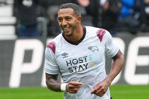 VIDEO | Nathaniel Méndez-Laing hizo una joya de gol en la pretemporada del Derby County