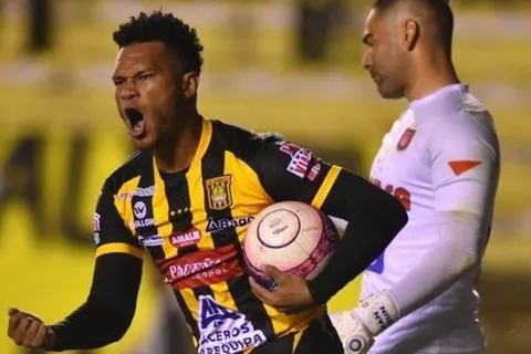 Rolando Blackburn fue elegido como uno de los mejores delanteros en Bolivia