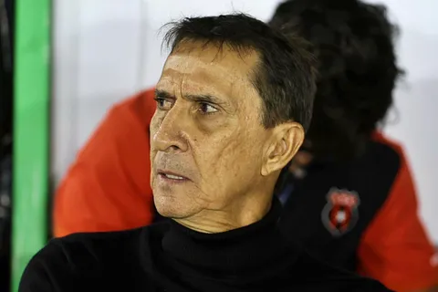 Alexandre Guimaraes pierde una pieza importante.