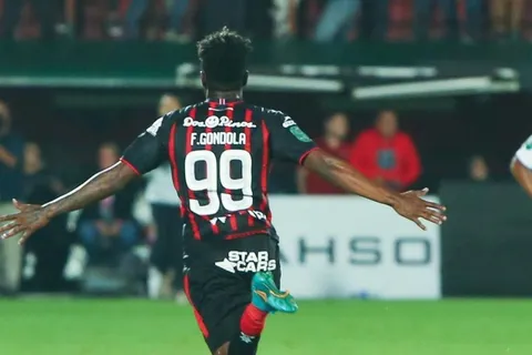 Futuro de Freddy Góndola en Alajuelense ya podría estar definido