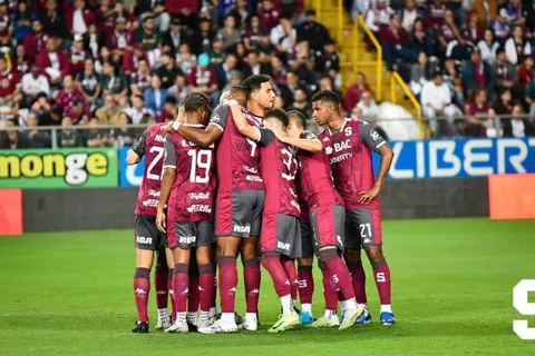 Se cae el refuerzo: Saprissa recibe una mala noticia en el mercado de fichajes