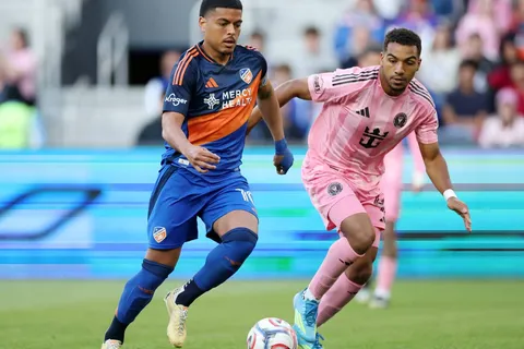 Evander disputa el balón con Yannick Bright.
