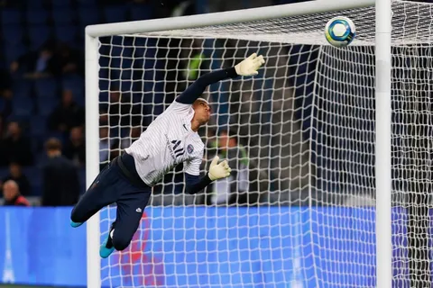 Keylor Navas es portada de prestigiosa revista France Football, este lunes