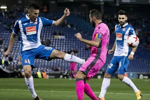 Duarte regresa a la titularidad en dura caída del Espanyol