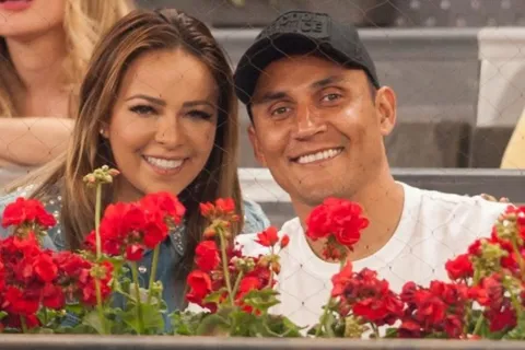 Keylor, en modo romántico, se fue a la Torre Eiffel a pensar en su esposa