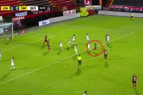 ¡Qué puntería! Guevara metió un golazo y pone arriba a Alajuelense ante Sarpissa