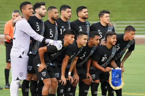 ¡Se encienden las alarmas! Jugador de Guatemala se lesiona ante El Salvador