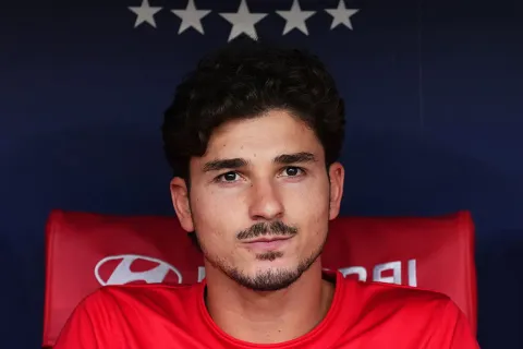 © GettyEl rostro de Julián Alvarez lo dice todo ante los abucheos de la afición colchonera.