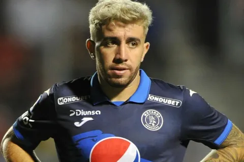 Agustín Auzmendi es seguido de cerca desde el exterior