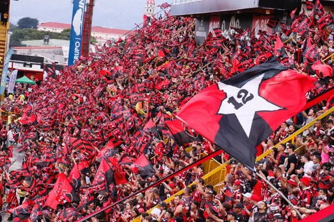 Lo ganó todo y ahora se marcha: Alajuelense despide a una de sus máximas figuras