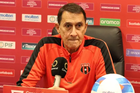 Alexandre Guimaraes en conferencia de prensa con cara de preocupación.