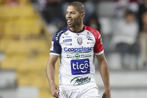 Ya firmó contrato: Álvaro Saborío confirma la decisión que sorprende a Costa Rica a más de un año de su retiro