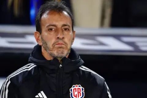 Fedefútbol lo analiza: el inesperado refuerzo que Fernando Batista sumaría en la Selección de Costa Rica