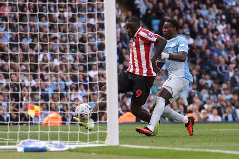Manchester United sigue a Brian Brobbey, pero Sunderland no quiere venderlo en enero