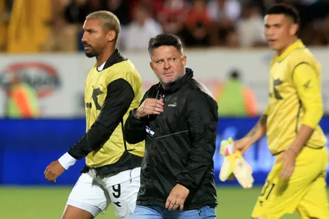 Jafet Soto recibe un duro reves.