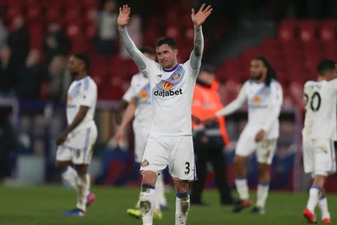 Bryan Oviedo jugó en regreso al triunfo de Sunderland