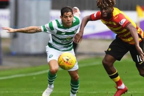 Cristian Gamboa salió vitoreado por la afición del Celtic