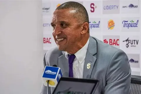 Erick Lonnis habló de un referente de Saprissa.