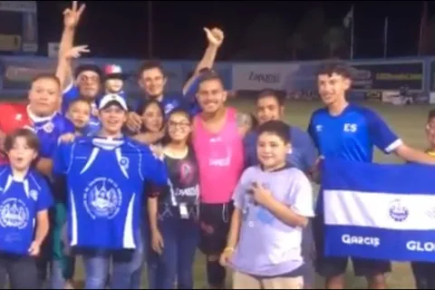 El gesto conmovedor de Fito Zelaya con aficionados salvadoreños