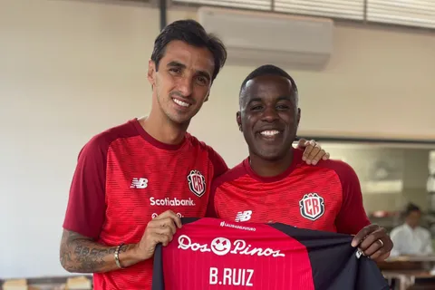 El regalo de Joel Campbell a Bryan Ruiz que llena de orgullo a Alajuelense