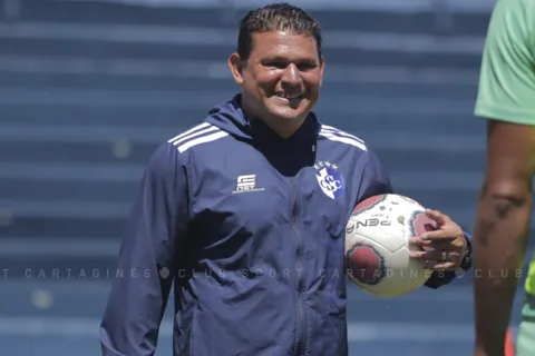 Pese a enojo del presidente de Cartaginés, Geiner Segura seguiría como DT