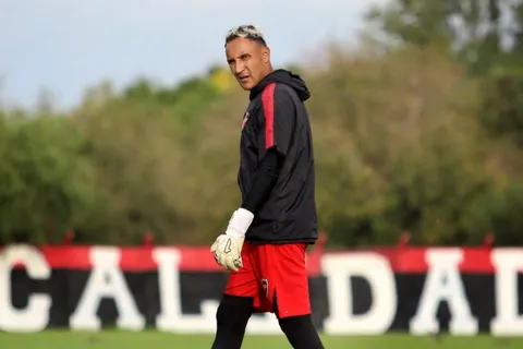 Keylor Nava no tiene el futuro definido.