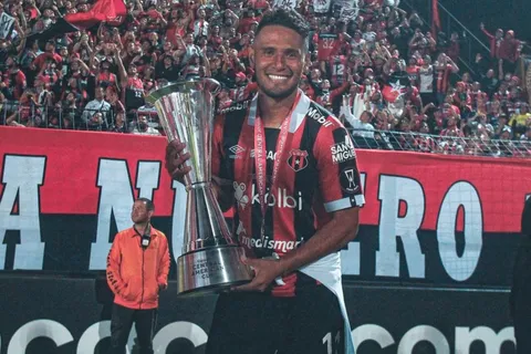 Alex López consiguió un registro histórico tras ganar la Copa Centroamericana con Alajuelense