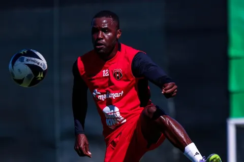 Joel Campbell fue intervenido en su columna.