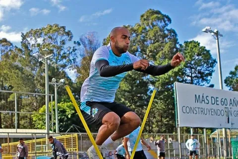 Alexander Robinson tendría fecha de regreso con la camiseta de Comunicaciones