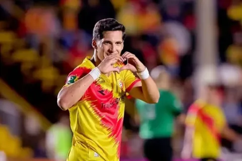 Cambia de camiseta: Tepa González sorprende a Jafet Soto lejos de Herediano