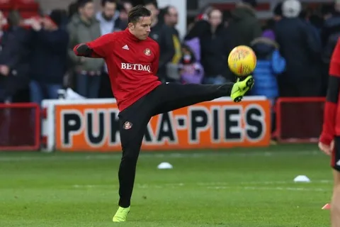 Bryan Oviedo regresó a la alineación de Sunderland en empate