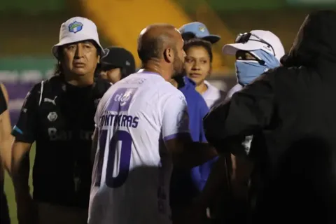 "Lo merecía": multicampeón con Comunicaciones atiza la polémica tras la agresión de la afición a los jugadores