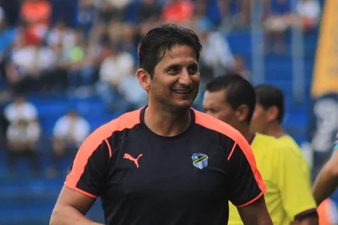 Ronald González sonríe en el banco de Comunicaciones.