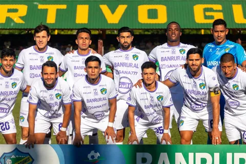 La alineación de Comunicaciones frente a Guastatoya.