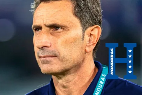 José Francisco Molina captado de la forma más inusual mientras confecciona la convocatoria de Honduras para el amistoso contra Perú