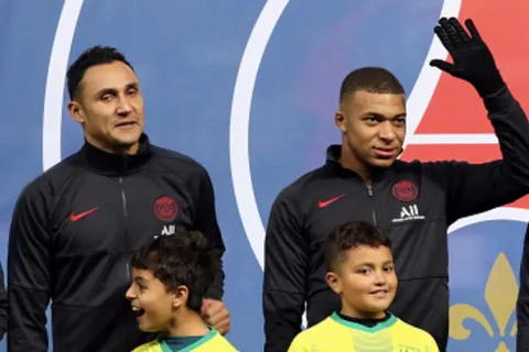 Mbappé se aleja del PSG