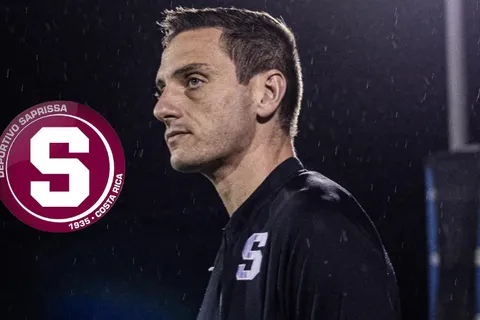Acorralado: Sergio Gila recibe una visita muy pesada en Saprissa