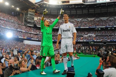 Mientras Cristiano Ronaldo cobraba más de 21 millones de euros en Real Madrid, esto es lo máximo que llegó a ganar Keylor Navas