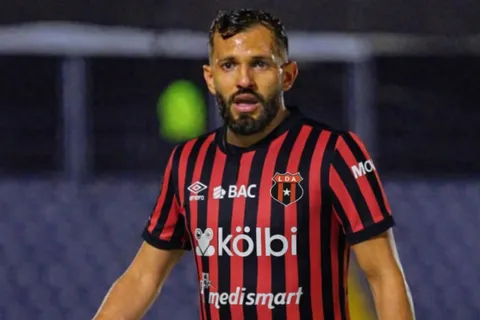Jorge Álvarez quiere jugar en Alajuelense.