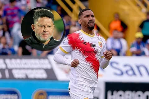 Marcel Hernández sorprende a Jafet Soto.