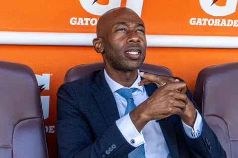 Paulo Wanchope en el banquillo de Saprissa.