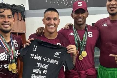 “10 años + 20 minutos": Los jugadores de Saprissa no se olvidaron de Alajuelense en la celebración del vestuario